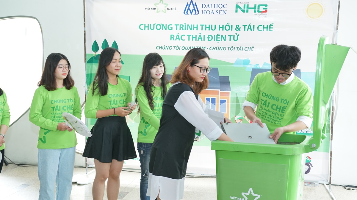 Trường[-]Đại[-]học[-]Hoa[-]Sen[-]tổ[-]chức[-]ngày[-]hội[-]thu[-]gom[-]rác[-]thải[-]điện[-]tử